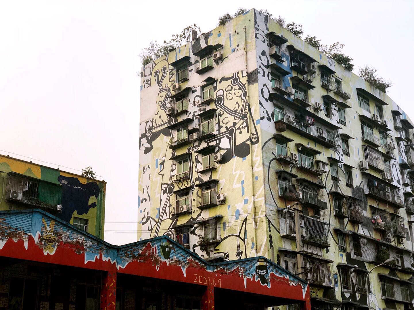 很喜欢川美门口的涂鸦街。不仅仅是墙，每一栋楼都是完整的涂鸦画，是至今为