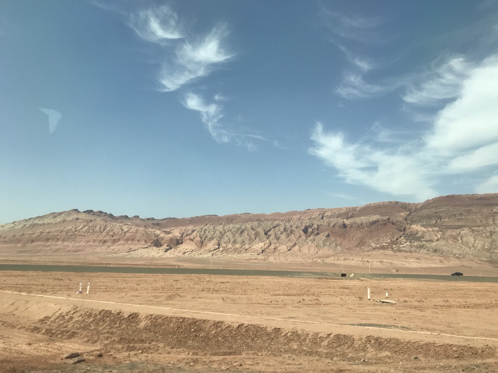 火焰山就在路边，前一天去库木塔格沙漠时已经路过看到全景，我们买门票进去