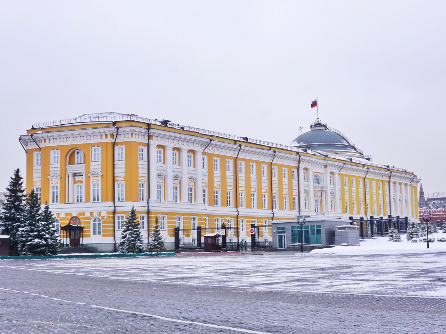 克里姆林宫是一组建筑群，占地很广，就在红场旁边。莫斯科的景点集中，所以