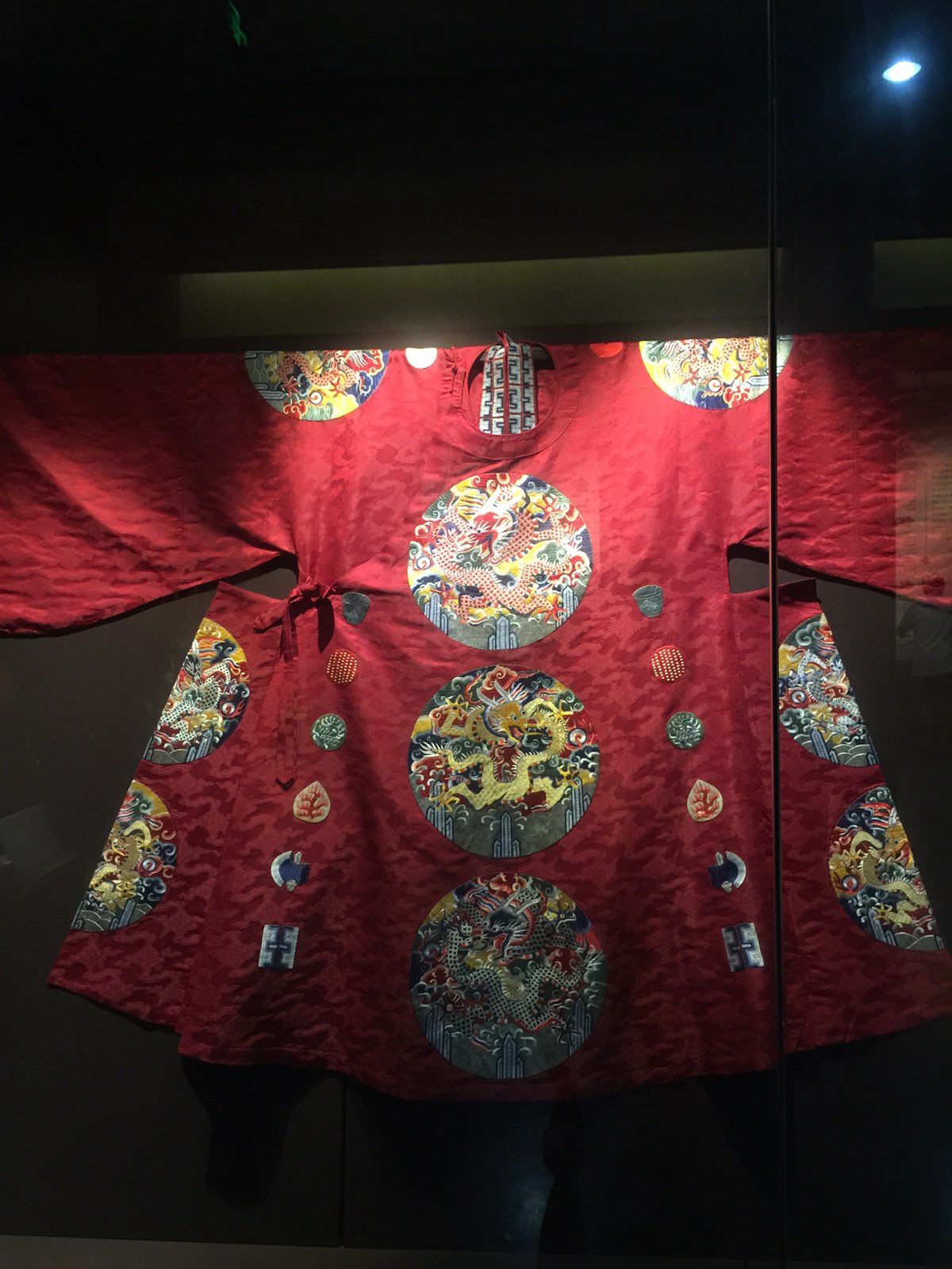 中国传统华服的制造，各式云锦的样子，红楼梦作者的起源都在此，还有各式各