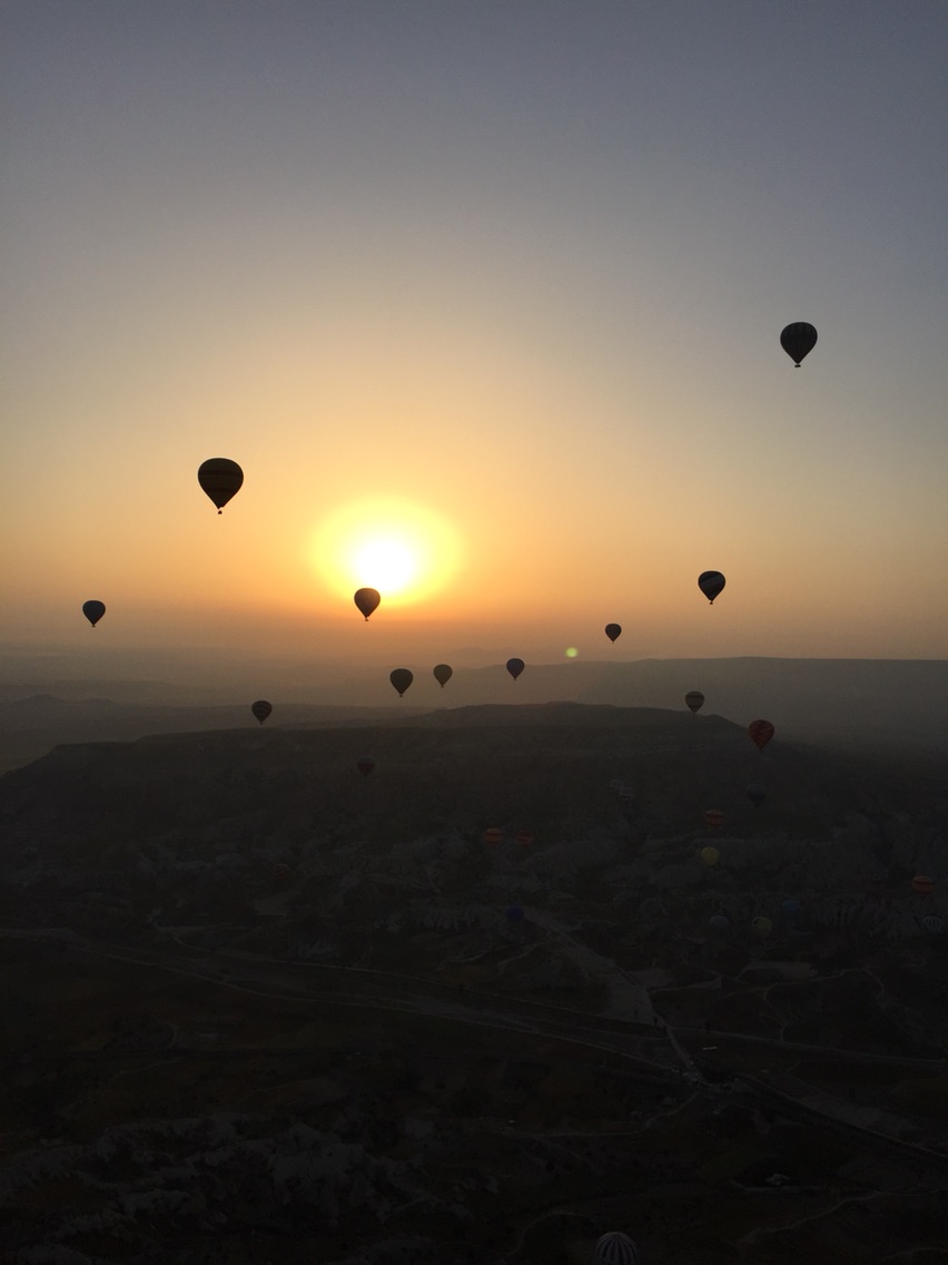 来当地订就行 不用在伊斯坦布尔找旅行社 而且没多少区别 只是有些热气球