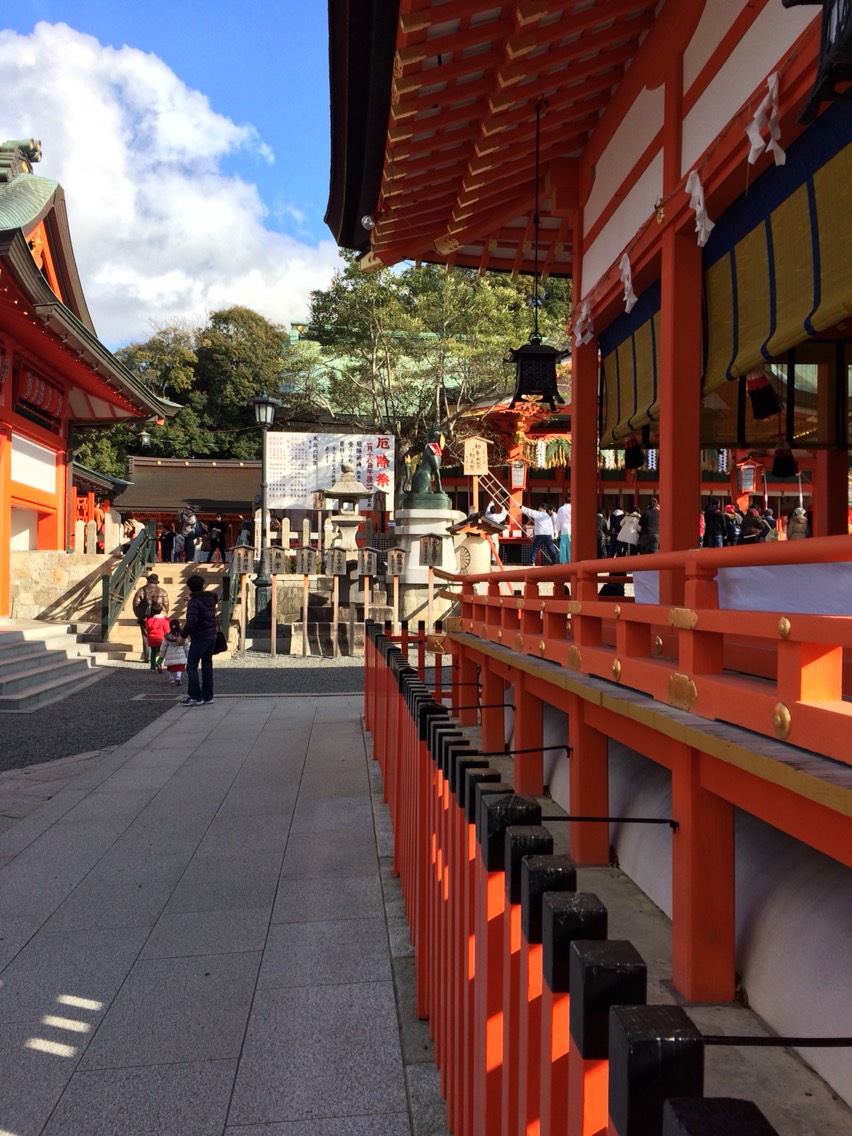 穿越了，选择了十二月在稻荷神社拍的图，蛮冷的但是非常美，日本冬天的蓝天