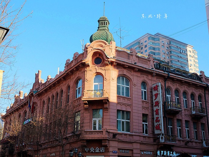 中央大街建筑包罗了文艺复兴，巴洛克等多种风格的建筑71栋，也是哈尔滨的