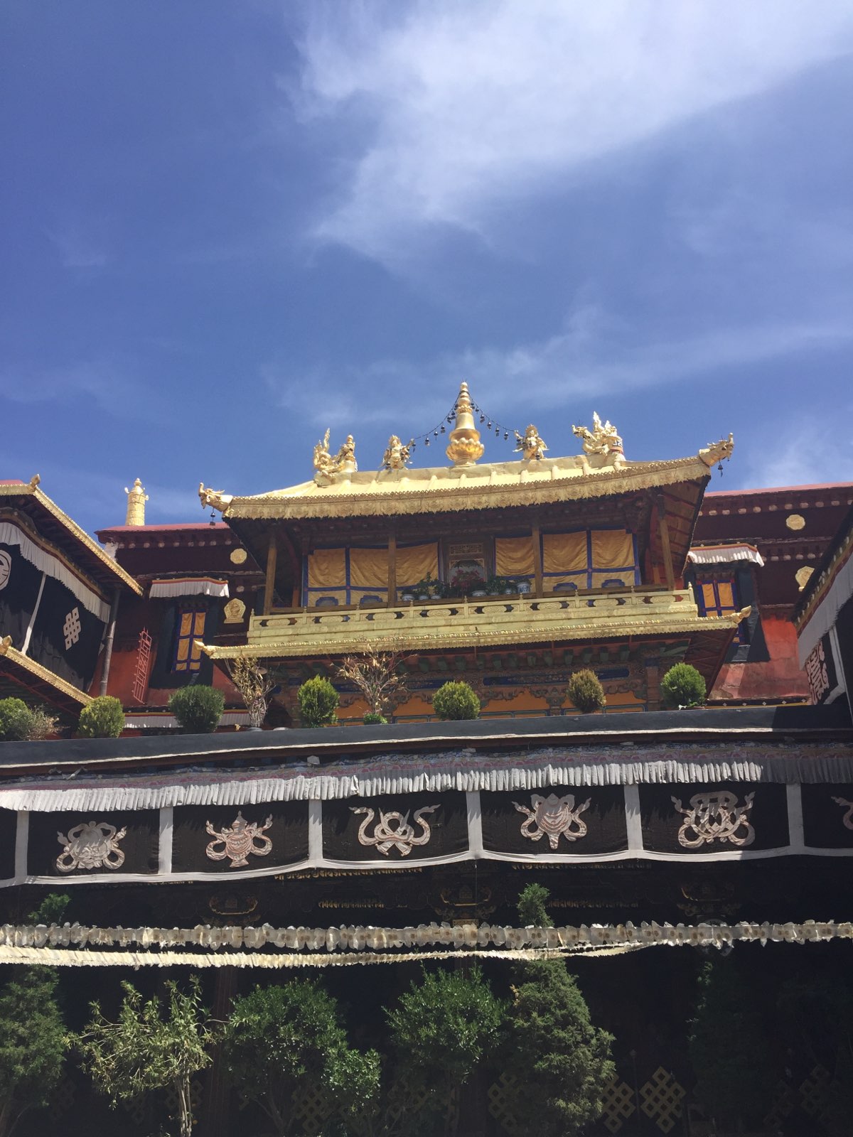 大昭寺，又名“祖拉康”、“觉康”（藏语意为佛殿），位于拉萨老城区中心，