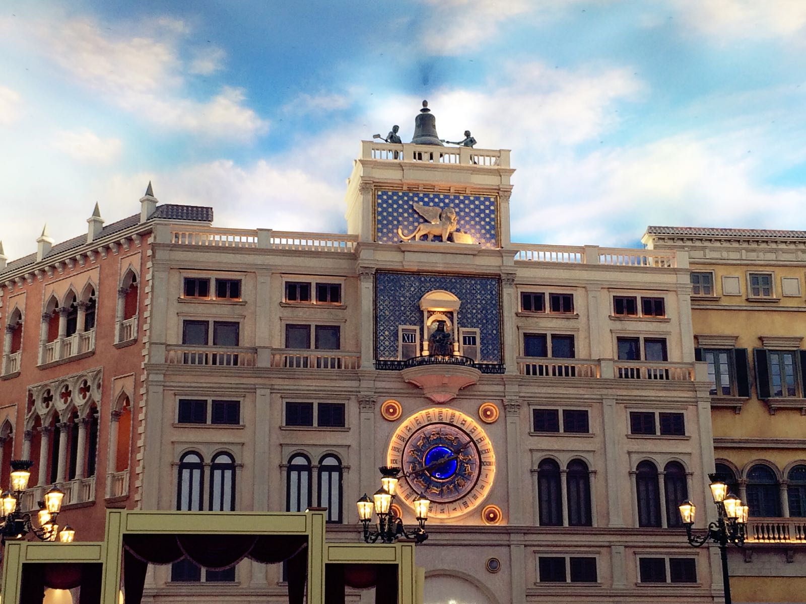 威尼斯人购物中心的天空还是给人一种眼前一亮的感觉，很蓝很梦幻。摇船的船