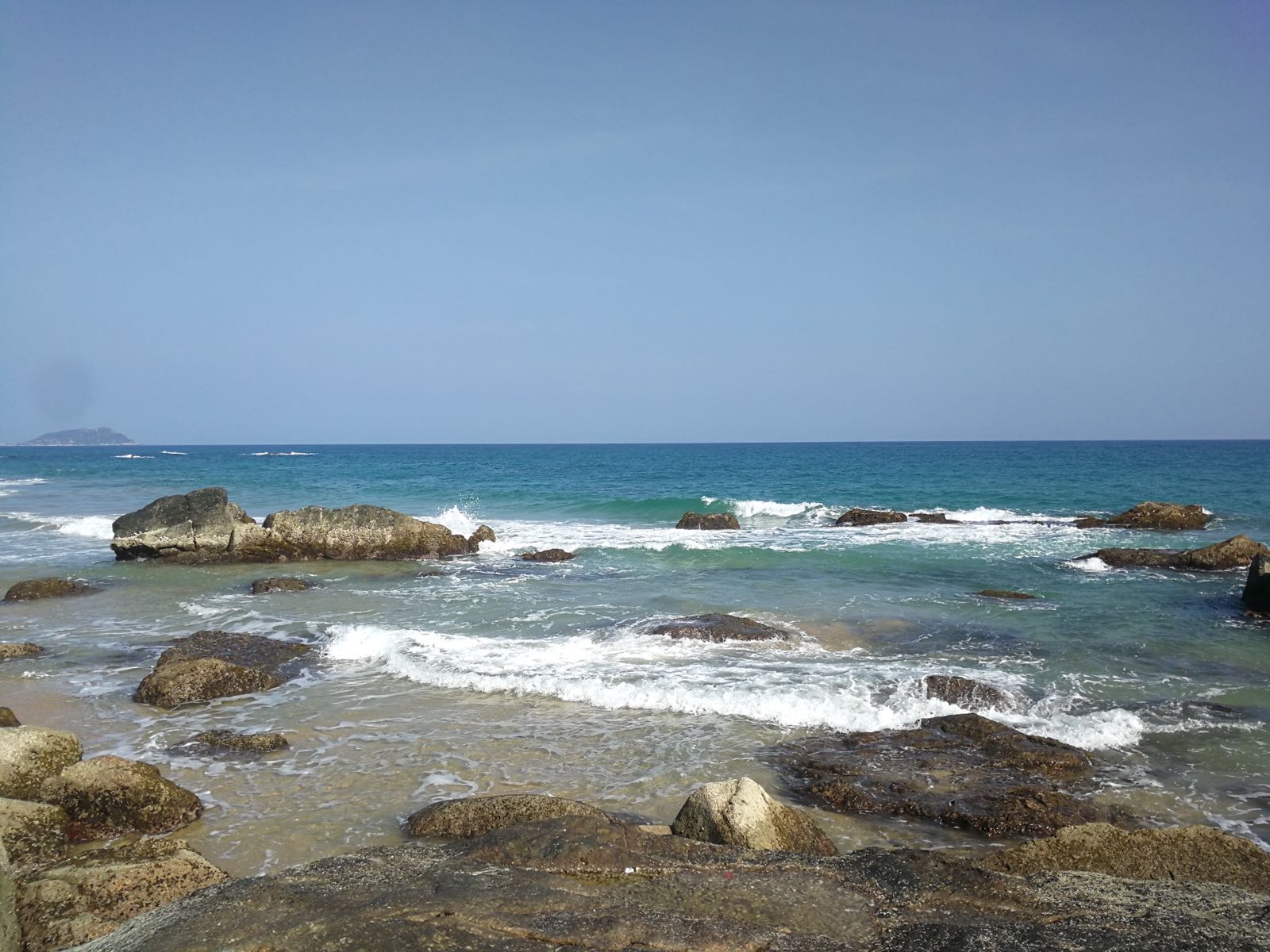 喜欢香水湾的宁静，无人声喧嚣，静听海浪拍岸……