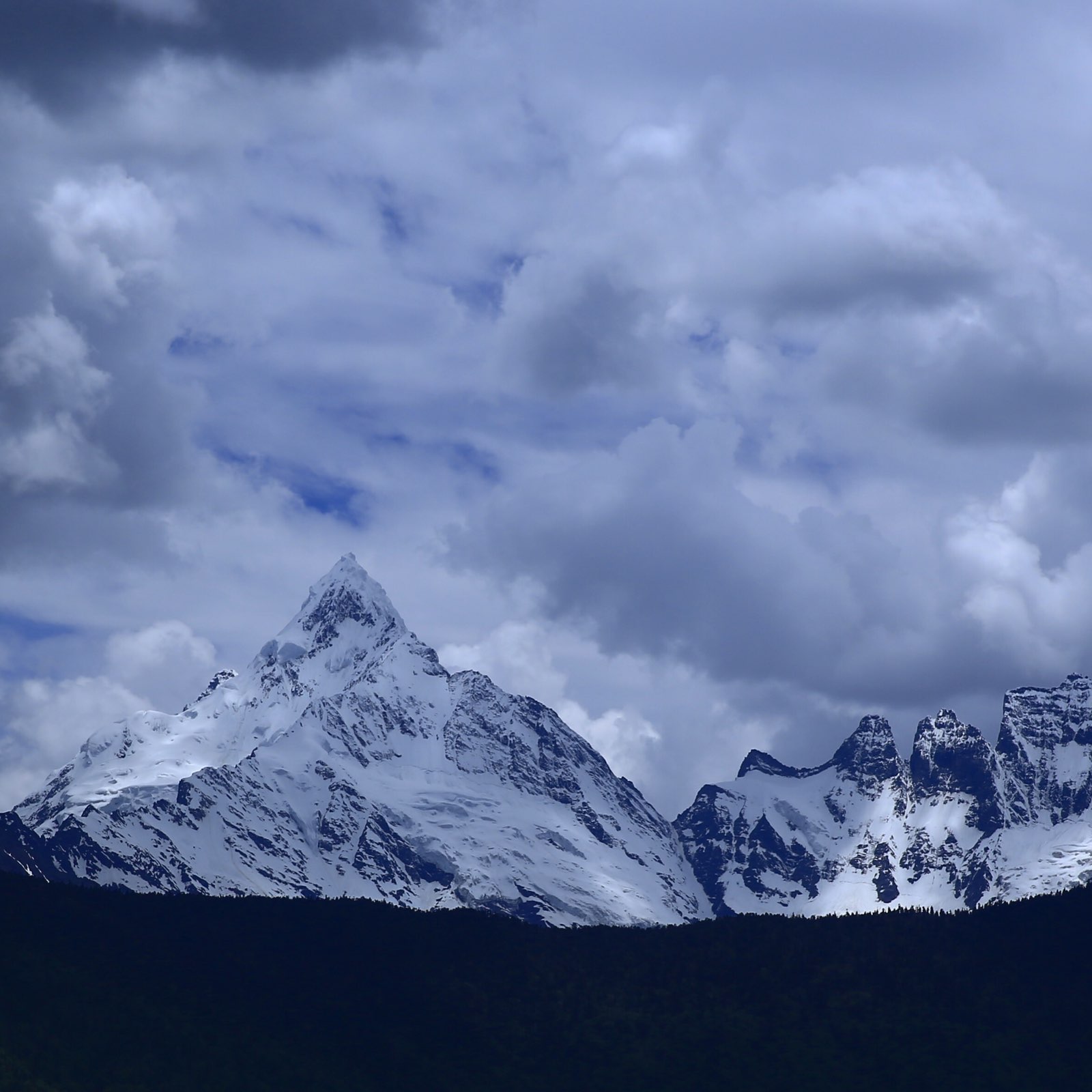 来之前就有朋友跟我说多拍点梅里雪山的照片给他，朋友也曾千里迢迢从滇藏线