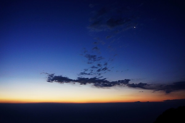 日观峰位于泰山玉皇顶东南，古称介丘岩，因可观日出而名。相传在峰巅西可望
