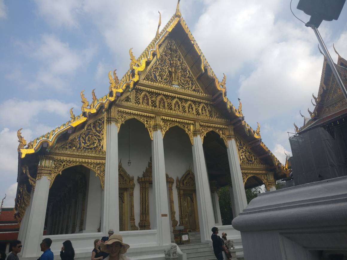 泰国的大皇宫就像中国的故宫一样，不过，不怎么大啊。泰国金碧辉煌的【拉玛