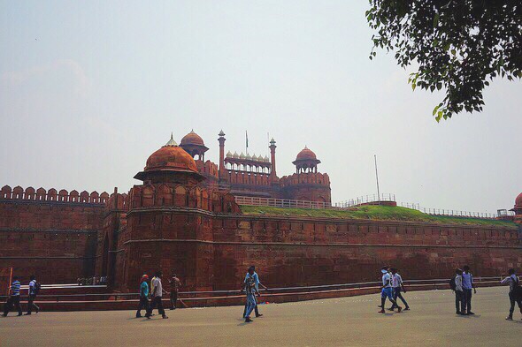 德里的红堡是莫卧儿帝国国都在沙贾汗时代从阿格拉迁到德里以后修建的，风格