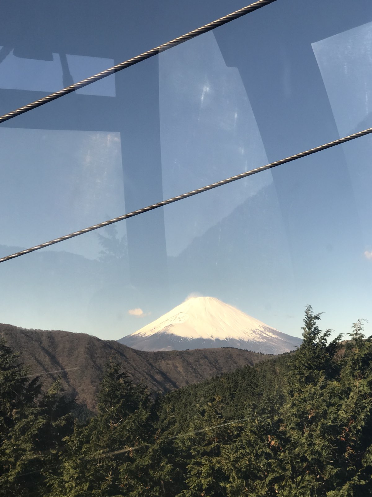 坐缆车去的大涌谷，缆车上已经可以看到富士山了，越往上看的越清楚，然后也