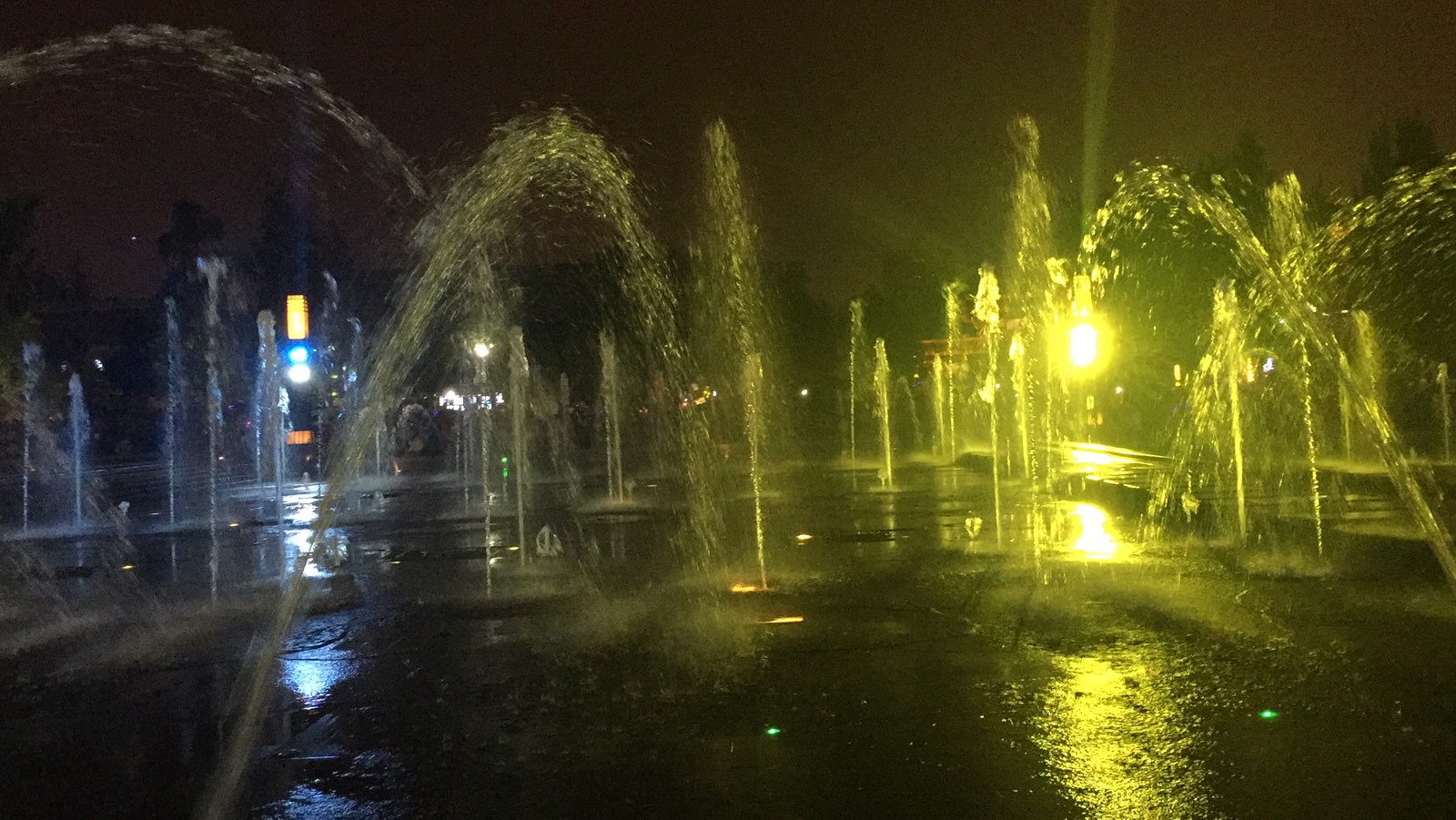 晚上去看的夜景，九点有音乐喷泉表演，还是蛮赞的。