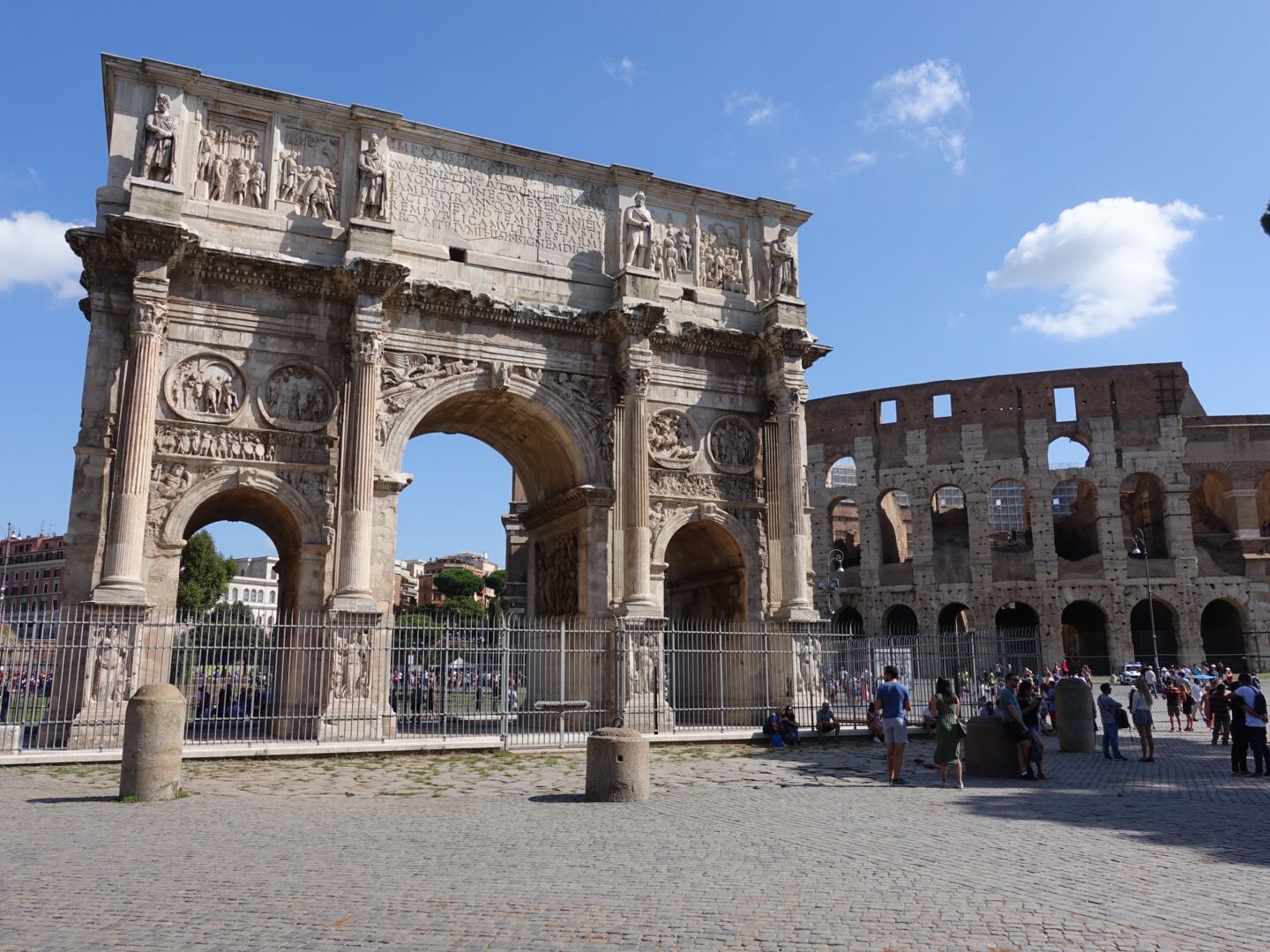君士坦丁一统罗马帝国。凯旋门位于斗兽场和古罗马废墟之间，是为纪念君士坦