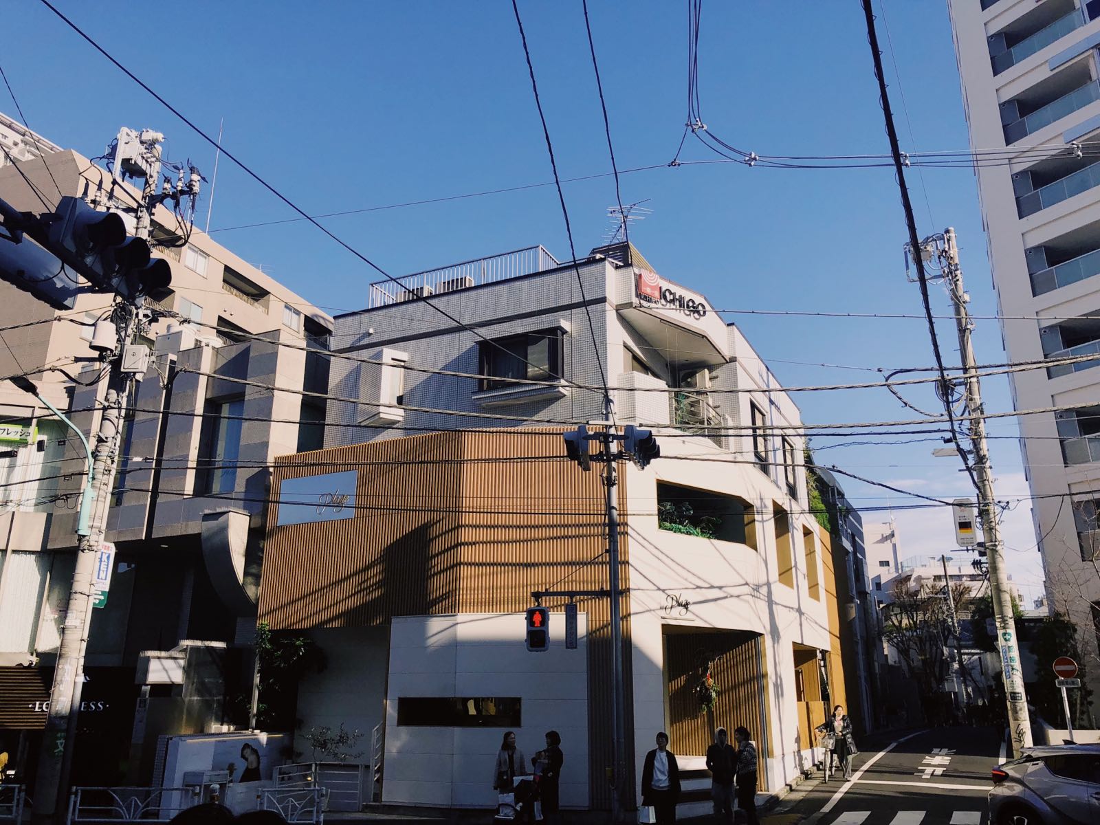 如果你喜欢安静的看东京的街和人，我推荐来代官山，进去茑屋书店，午后的阳