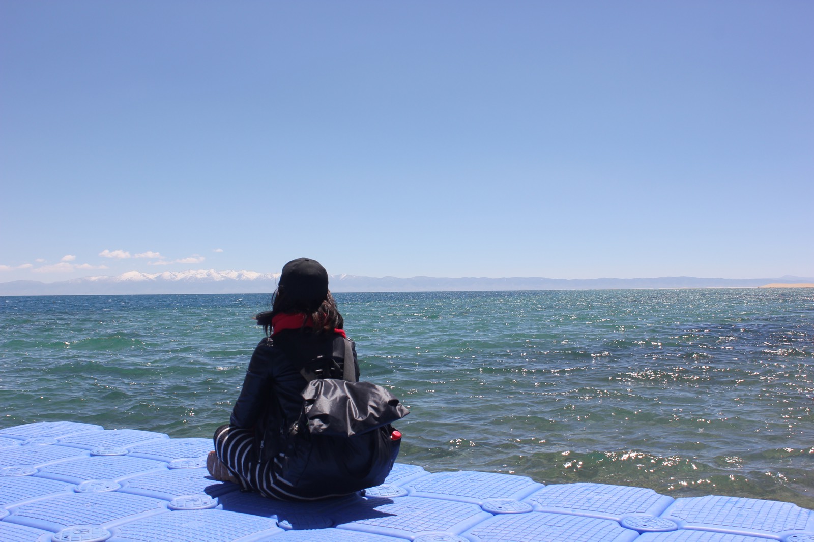 安静的坐在碧蓝湖边，听着青海湖，看看远处的雪山，眼前的青海湖，还有身后