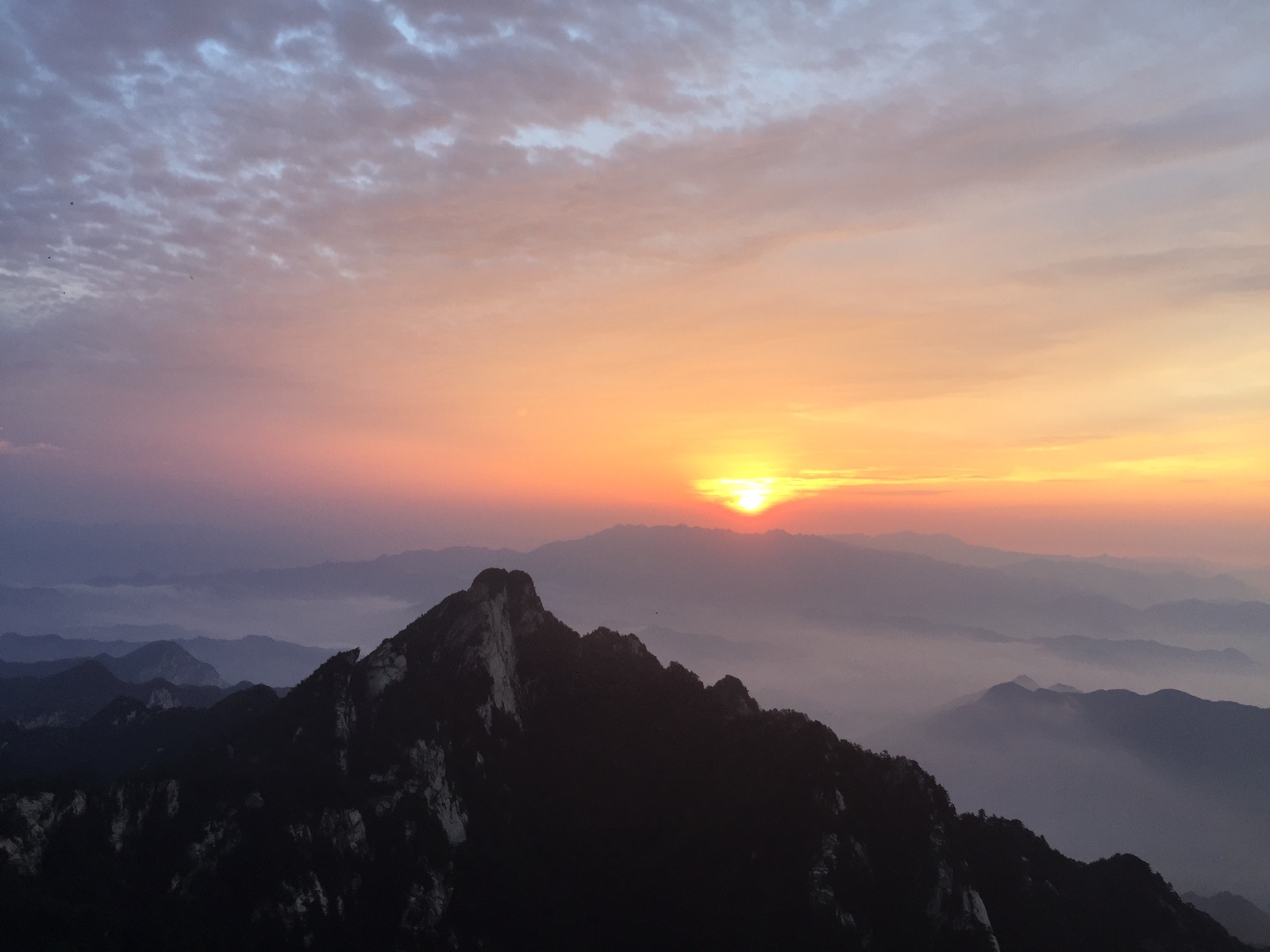 日出云海，美不胜收，海拔2211.6米，是中原地区最高的地方，被称为“