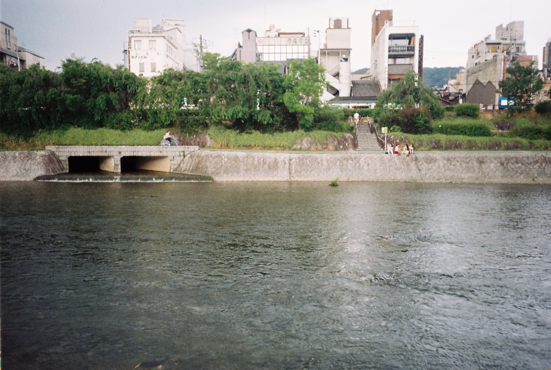 很喜欢鸭川。想了下这趟日本最喜欢的几个地方居然都和水相关。第一次去鸭川