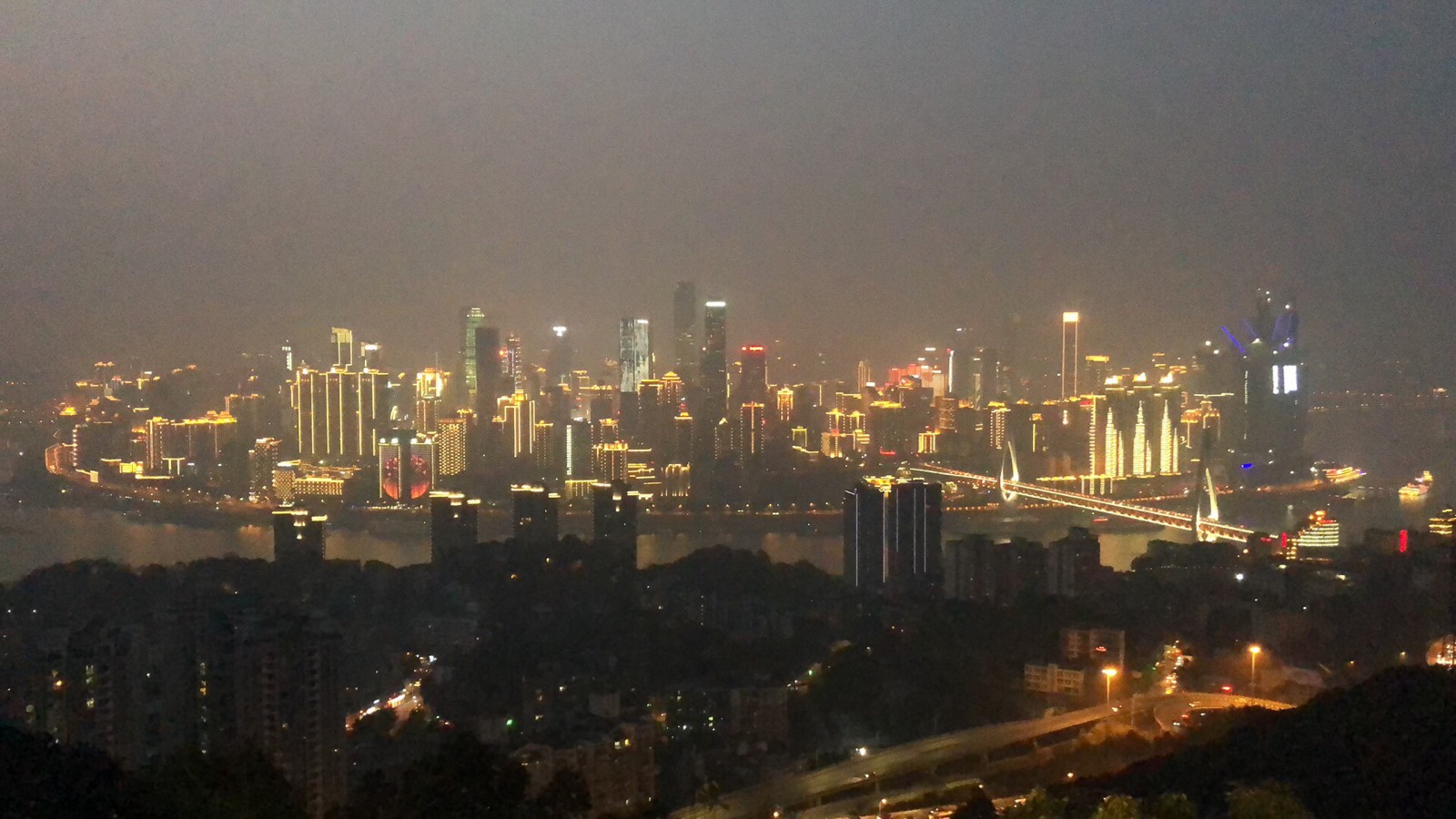 可以俯瞰重庆全景，感受一下人间烟火！门票便宜