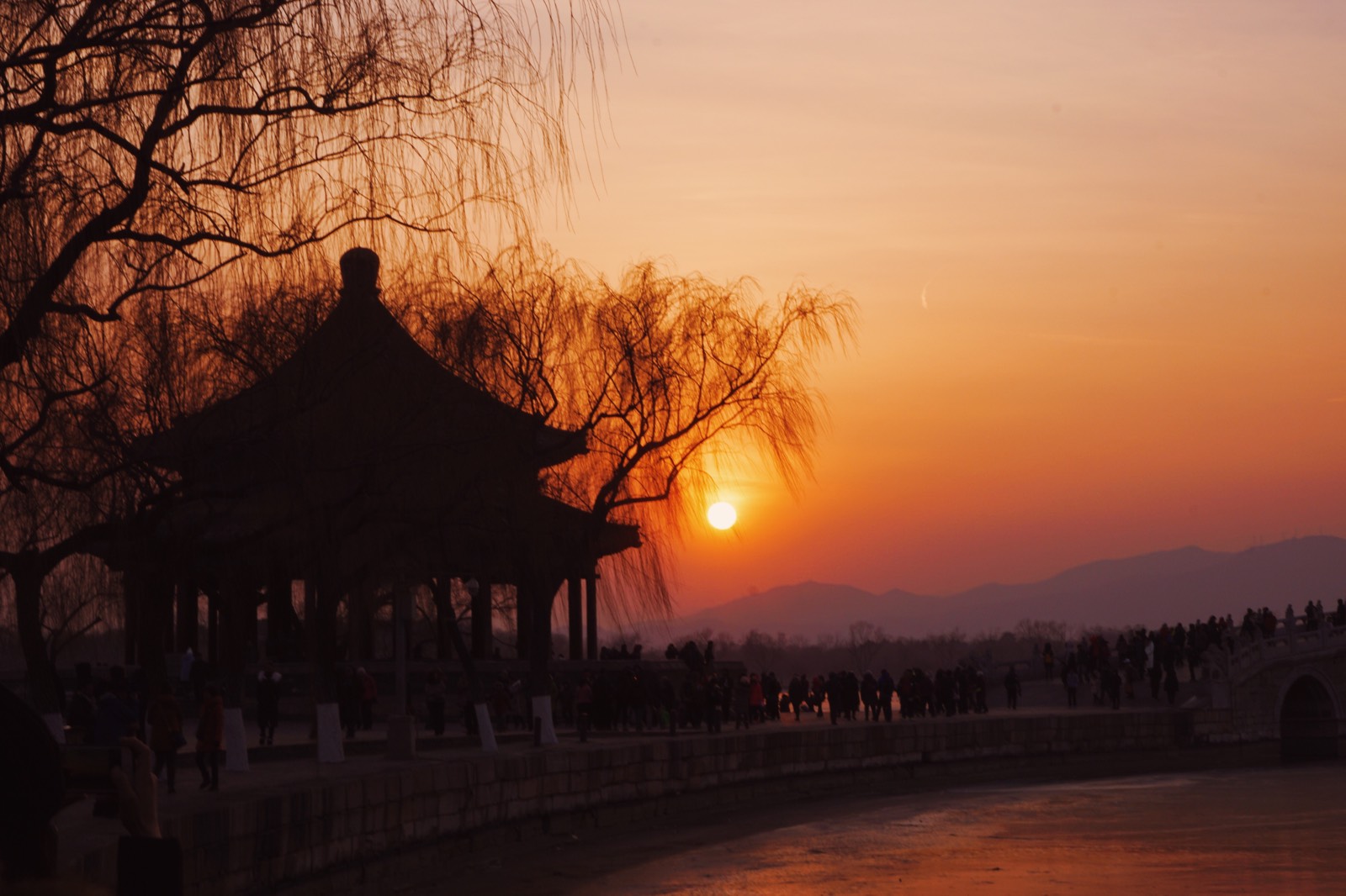 颐和园啊，北京必来几个景点之一。所以虽然是寒冬，仍可预见的人多。去的时