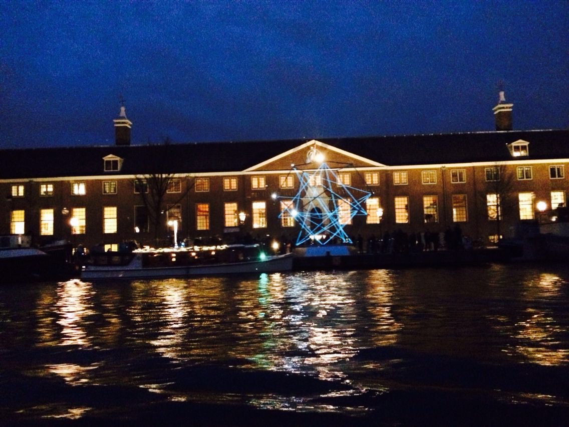 八十分钟，坐着船绕遍了阿姆斯特丹。这是个太过惬意的城市，河边的船里装修
