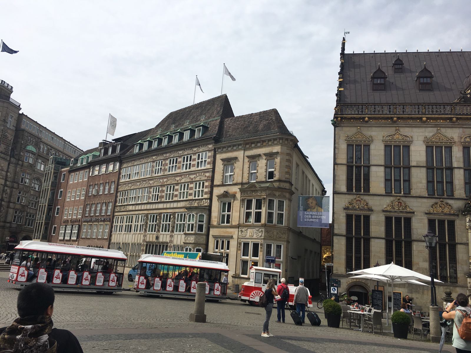 德国最美丽的广场之一。广场四周都是古老的建筑，广场中心有许多街头艺人的