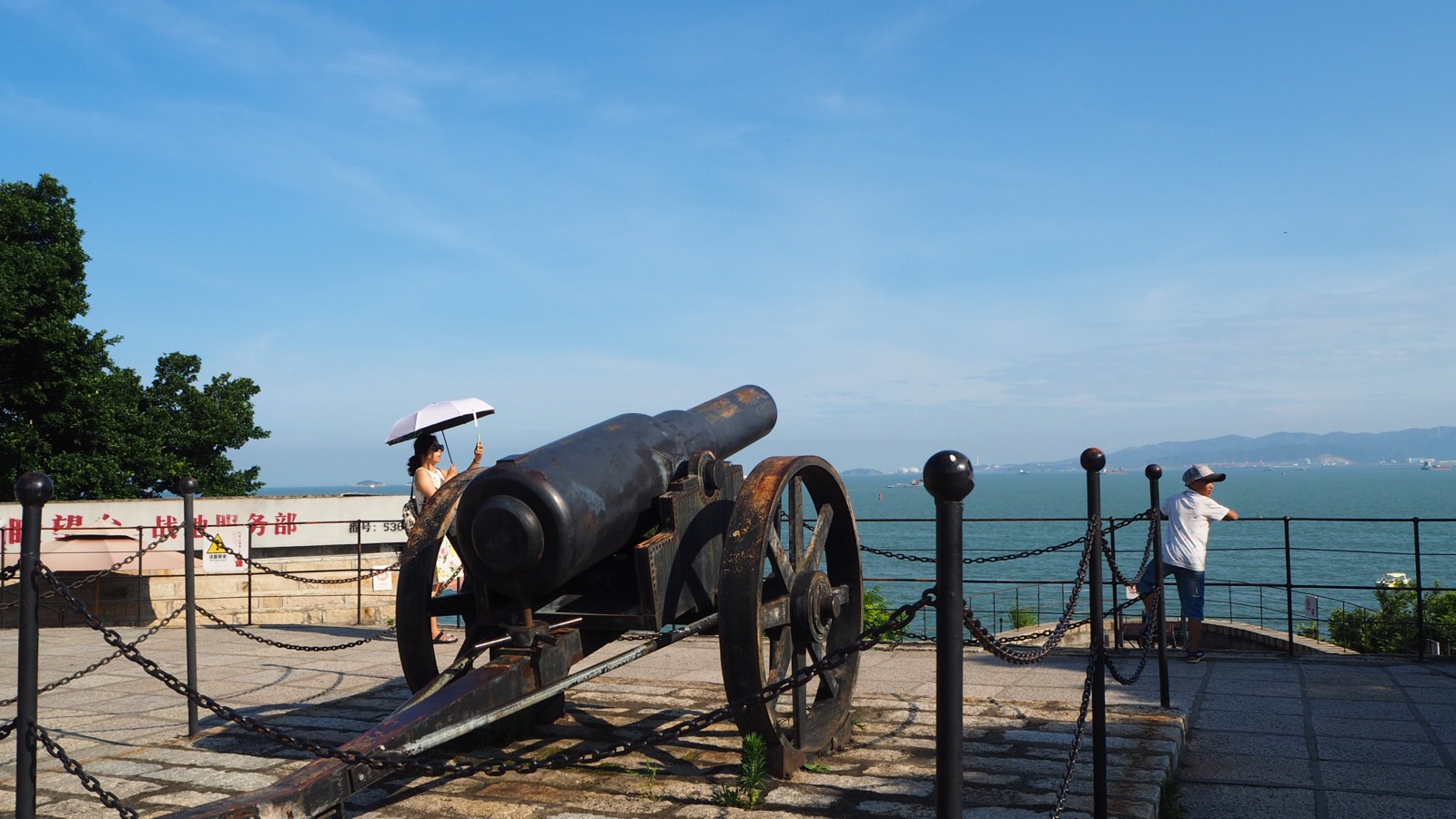 胡里山炮台就在环岛路的一端，离着白城沙滩很近。最大特色就是炮，在各种中