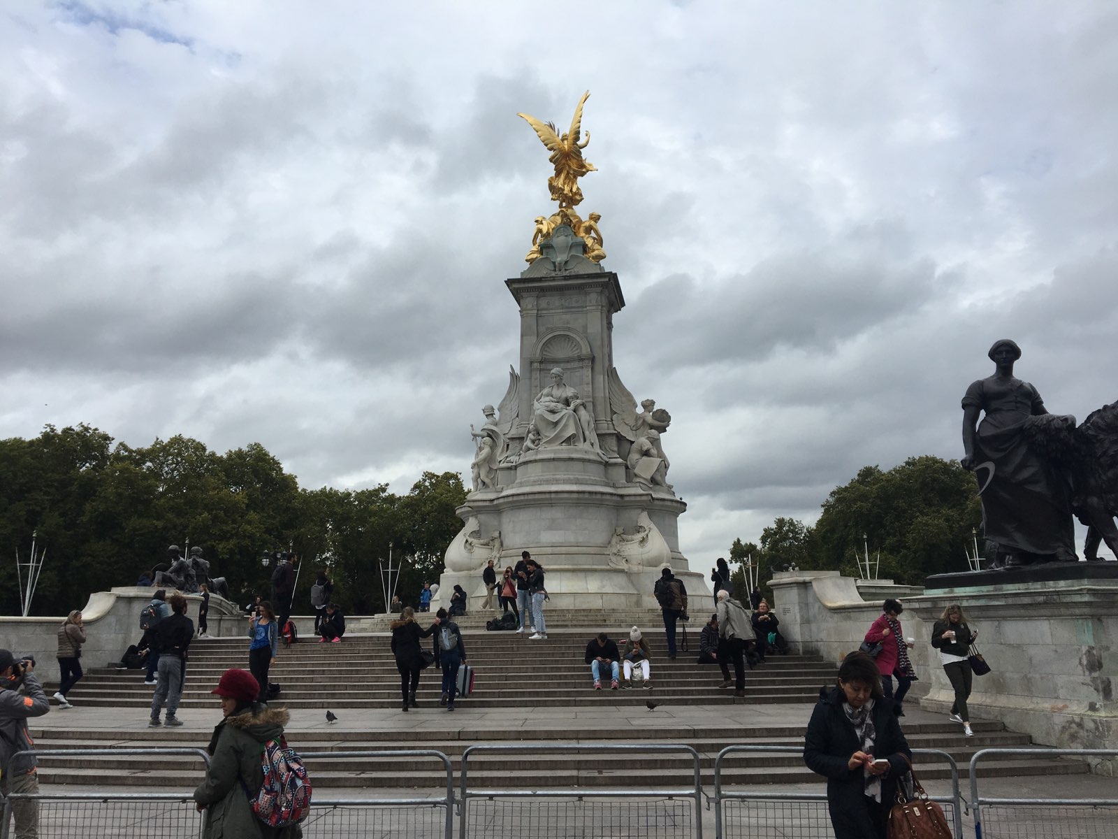 纪念碑位于白金汉宫前，林荫路的西南端，主碑是维多利亚女王汉白玉坐像，主