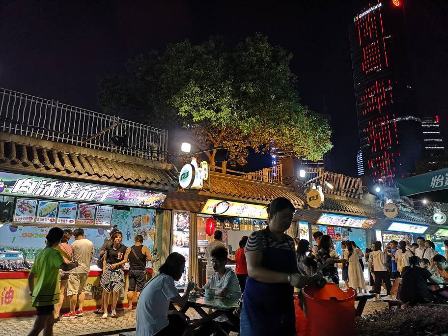 夜晚的南昌霓虹闪烁，没有喷泉的秋水广场小吃当道。所谓台湾美食街，也都是