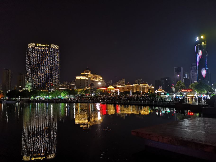 夜晚的南昌霓虹闪烁，没有喷泉的秋水广场小吃当道。所谓台湾美食街，也都是