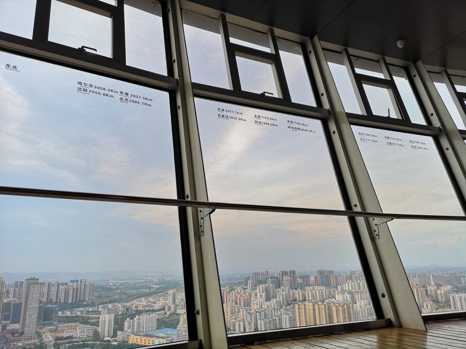 卖点是中国西南最高楼，可360度俯瞰南宁市区。但绝大部分是隔着玻璃观望