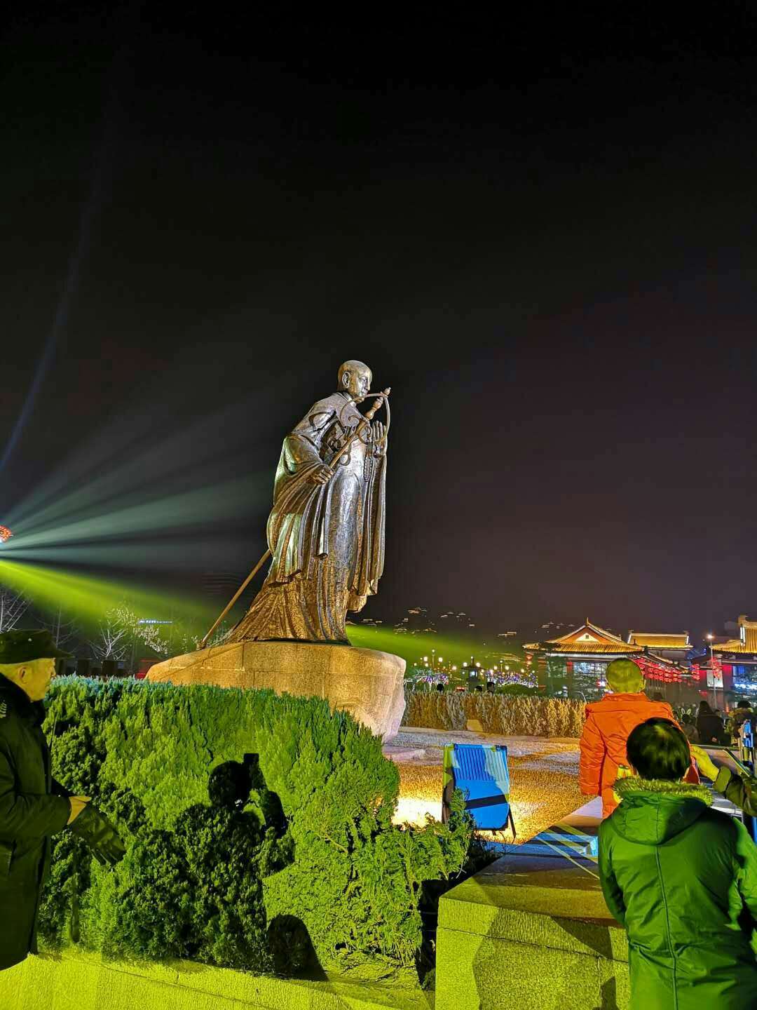 西安，长安------夜景此时是2019年的西安，身披袈裟的玄奘铜像伫