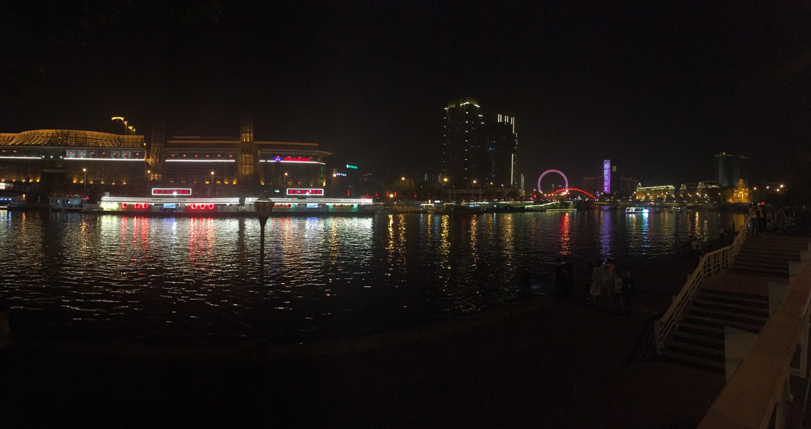 到天津之眼的时候已经傍晚了，本以为时间正好，我特别希望能在摩天轮上看完
