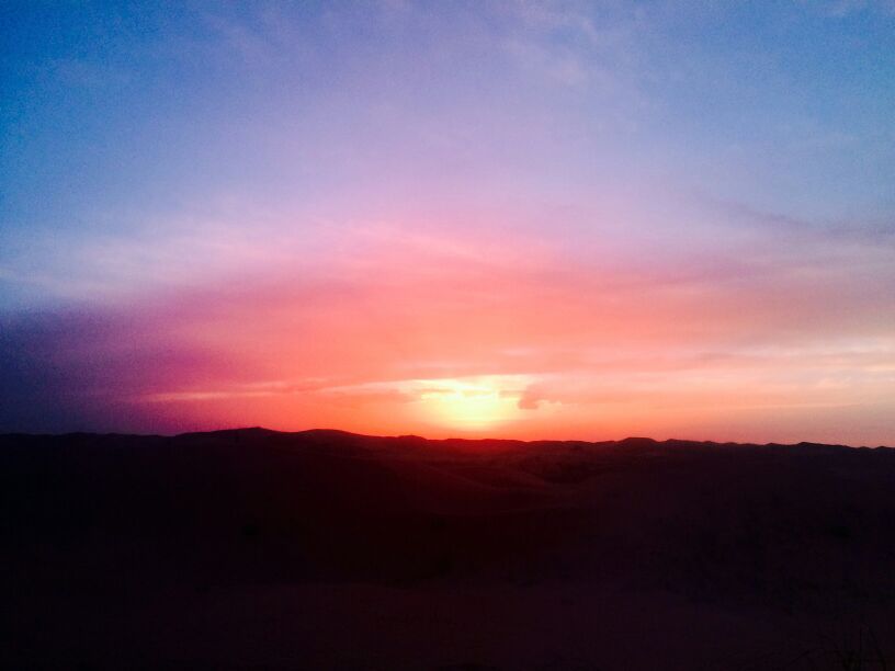 我见过海上的日出，也见过高山的日出，这次，我想看看腾格里沙漠的日出。沙