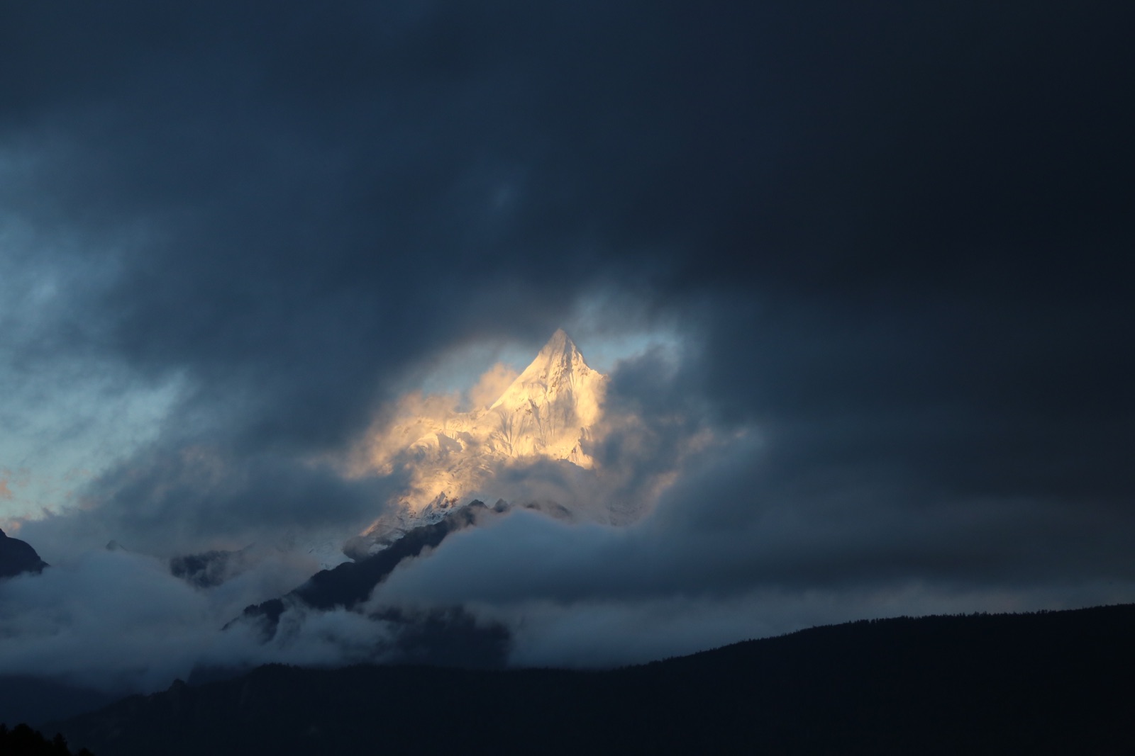 梅里雪山最著名的莫过于“日照金山”这个奇观，特别说一下这个景是日出而不