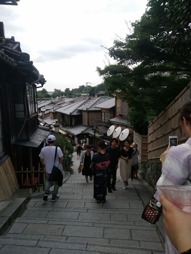 从八坂神社到清水寺也是步行，一路上也有很多小店，可以逛逛。很喜欢日本的