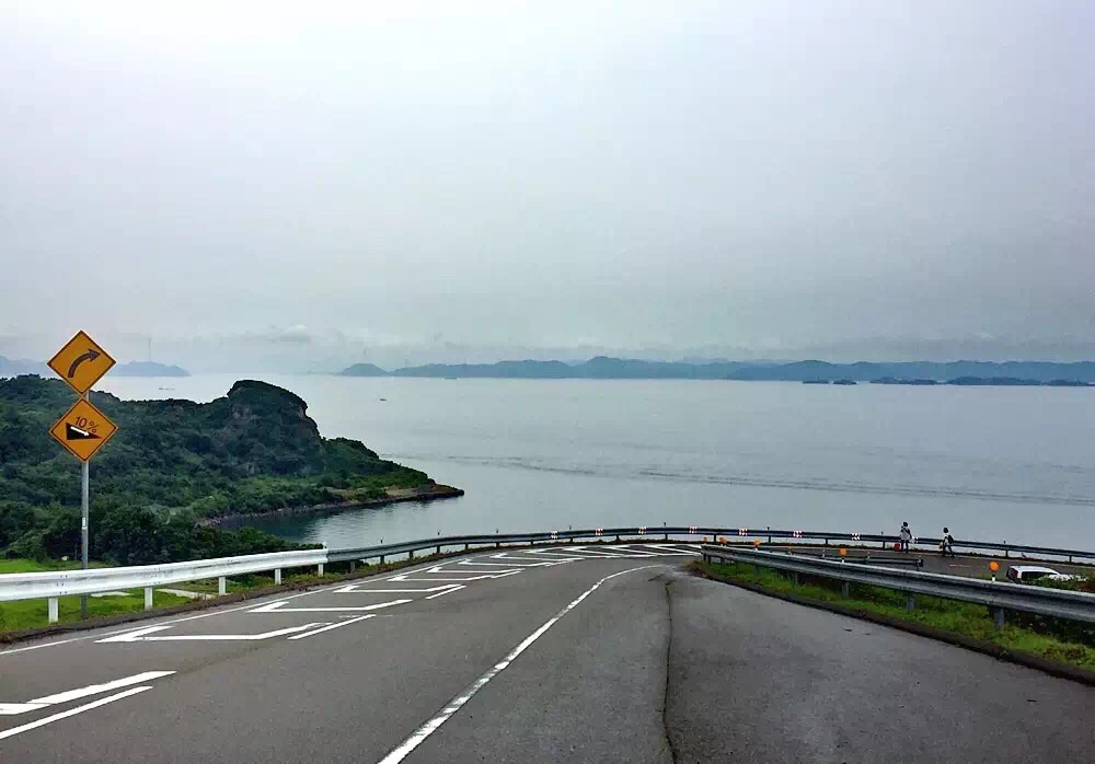 丰岛，一个目前人迹罕至的濑户内海的艺术小岛！随意躺在山间的巨大白色建筑