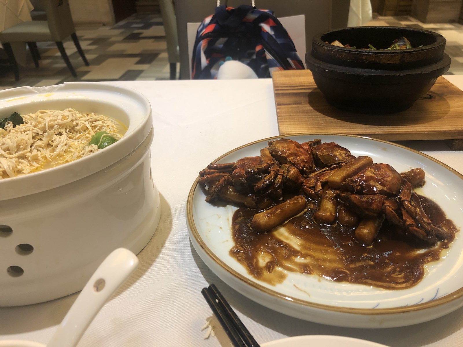 非常正宗的上海本帮菜馆，感觉味道是非常不错的，很喜欢。毛蟹炒年糕真的是