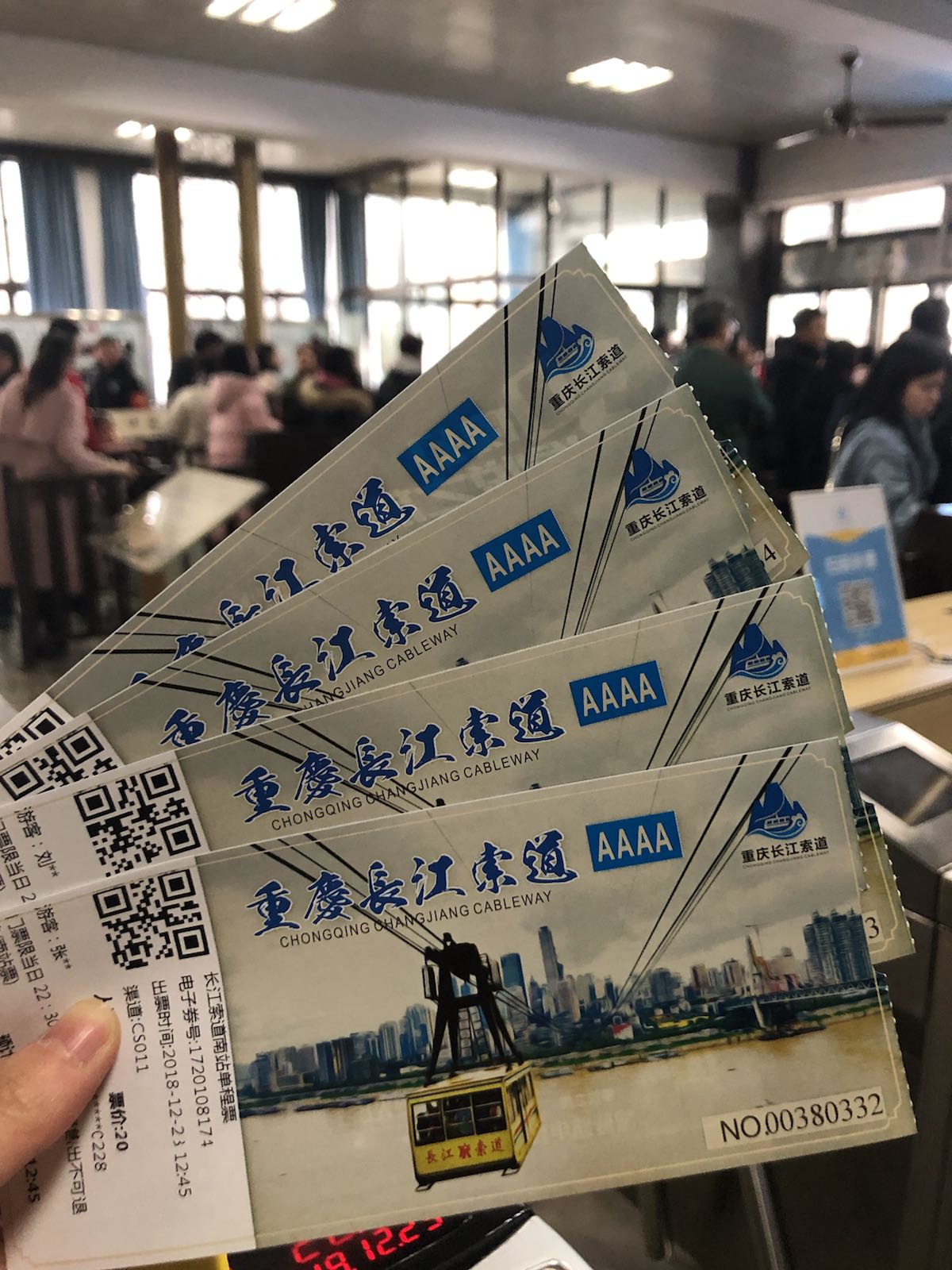 长江索道可以买往返票40，或者单程票20元。我们是走完山城步道坐轻轨到