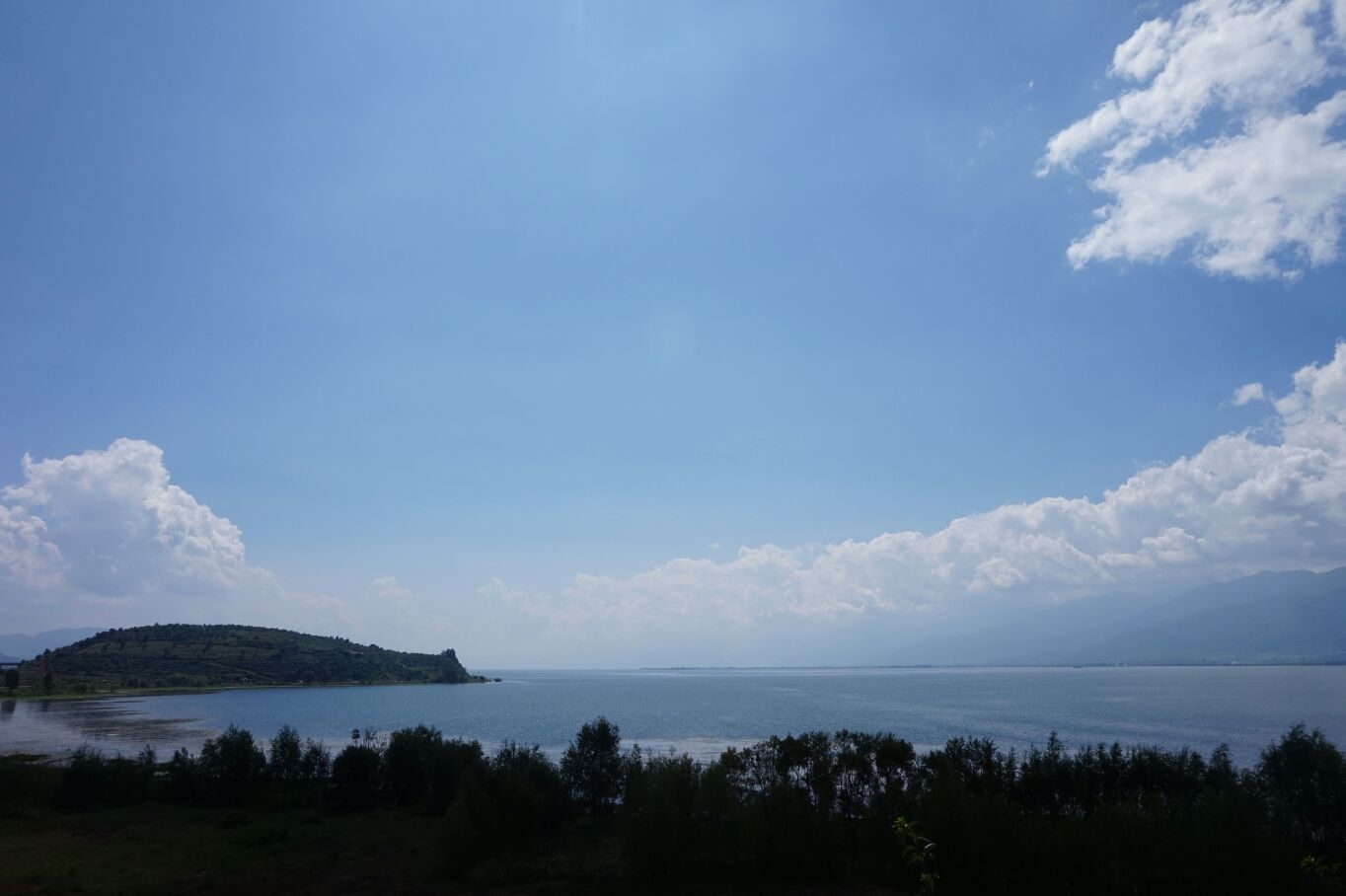洱海-高原上的内陆湖.云南地处内陆，只有湖泊.当地人渴望海，于是将稍微