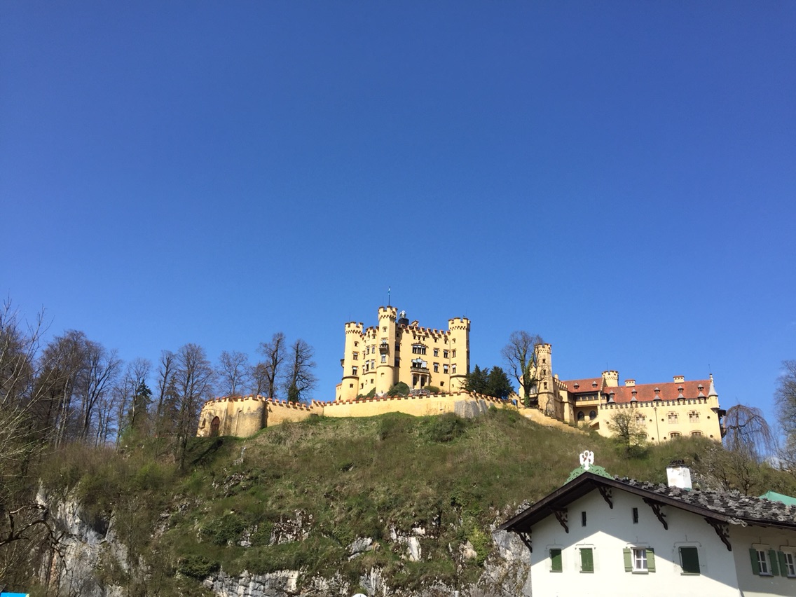 新天鹅堡的美无需多言，这座建在山顶上的城堡，是国王路德维希二世未完成的