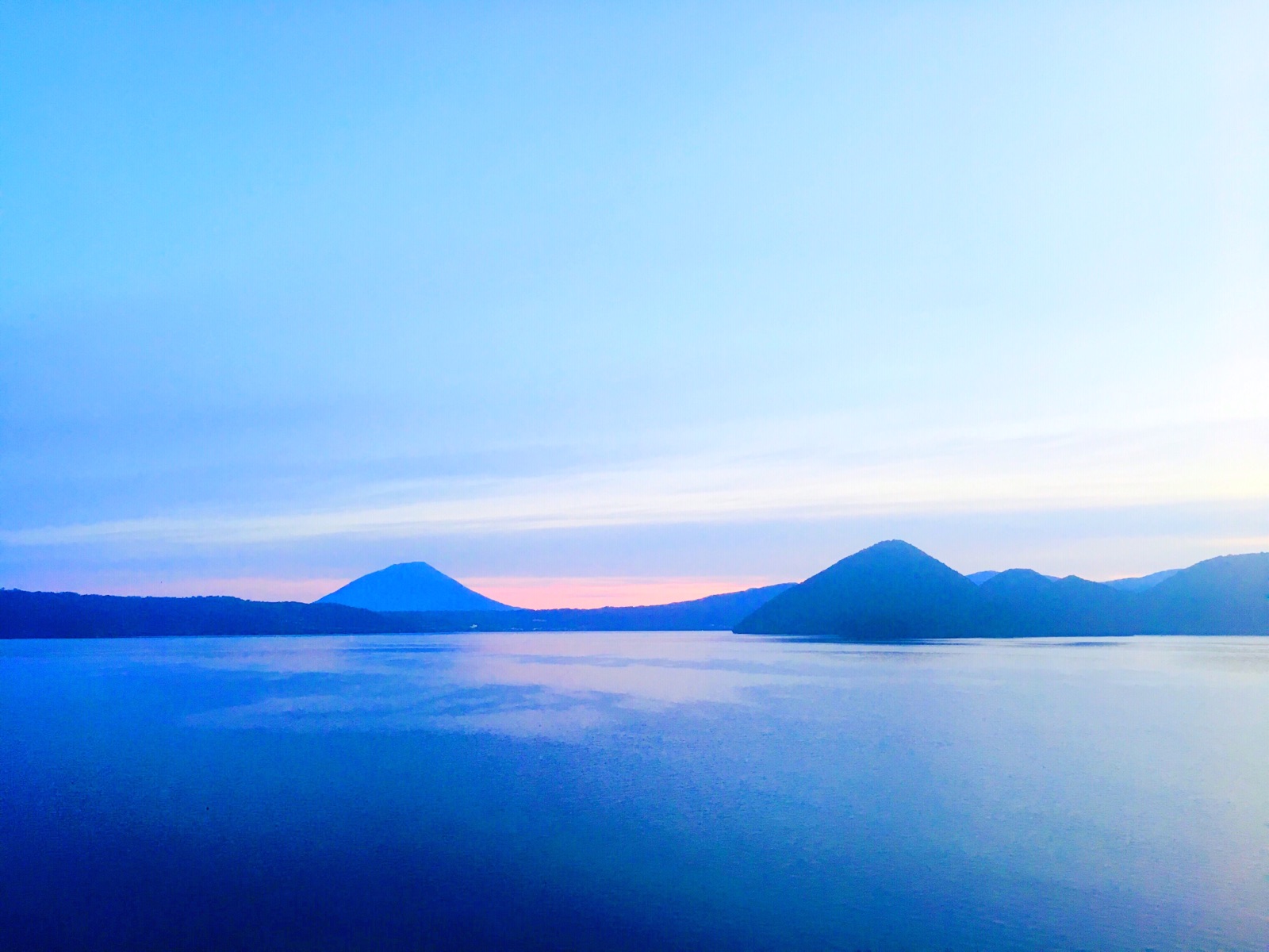 水很蓝很蓝，蓝到不敢相信！对面就是羊蹄山，也是小富士山，配上低低的白云
