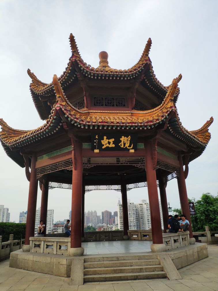 自古就是文人骚客的聚集之地，长江第一楼，遥望长江，看得我也是诗兴大发，