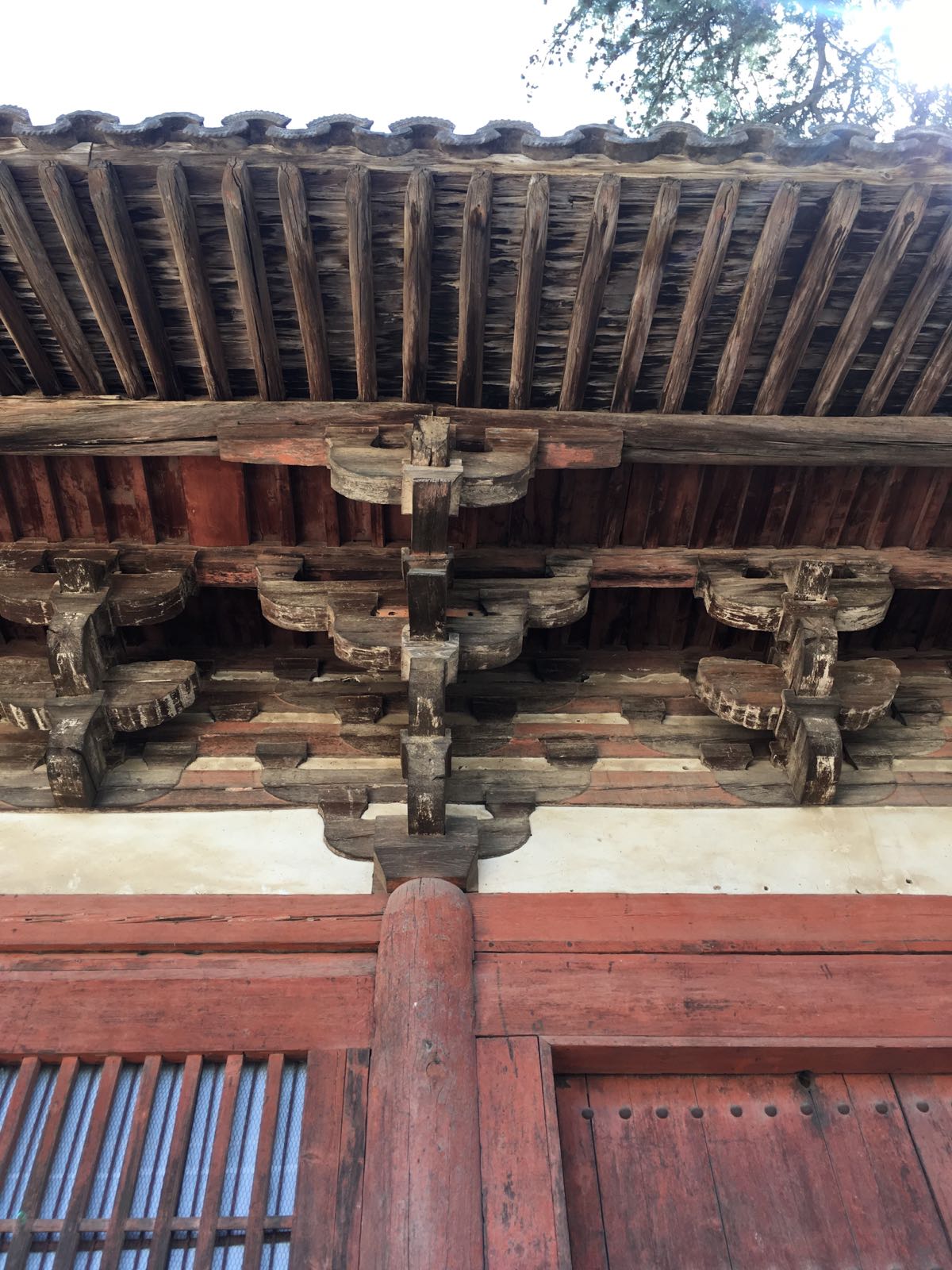 千年前的唐代木构，看到真是激动的不行，斗拱巨大，用料很粗。殿内不许拍照