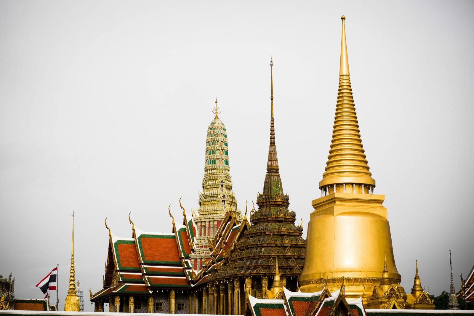 泰国寺庙比较多，在曼谷我们就选择了比较有代表性的大皇宫，类似于故宫。