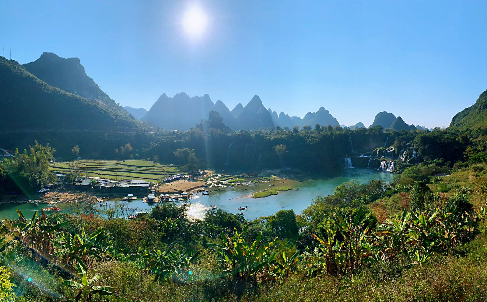 德天瀑布位于广西壮族自治区崇左市大新县硕龙镇德天村，中国与越南边境处的