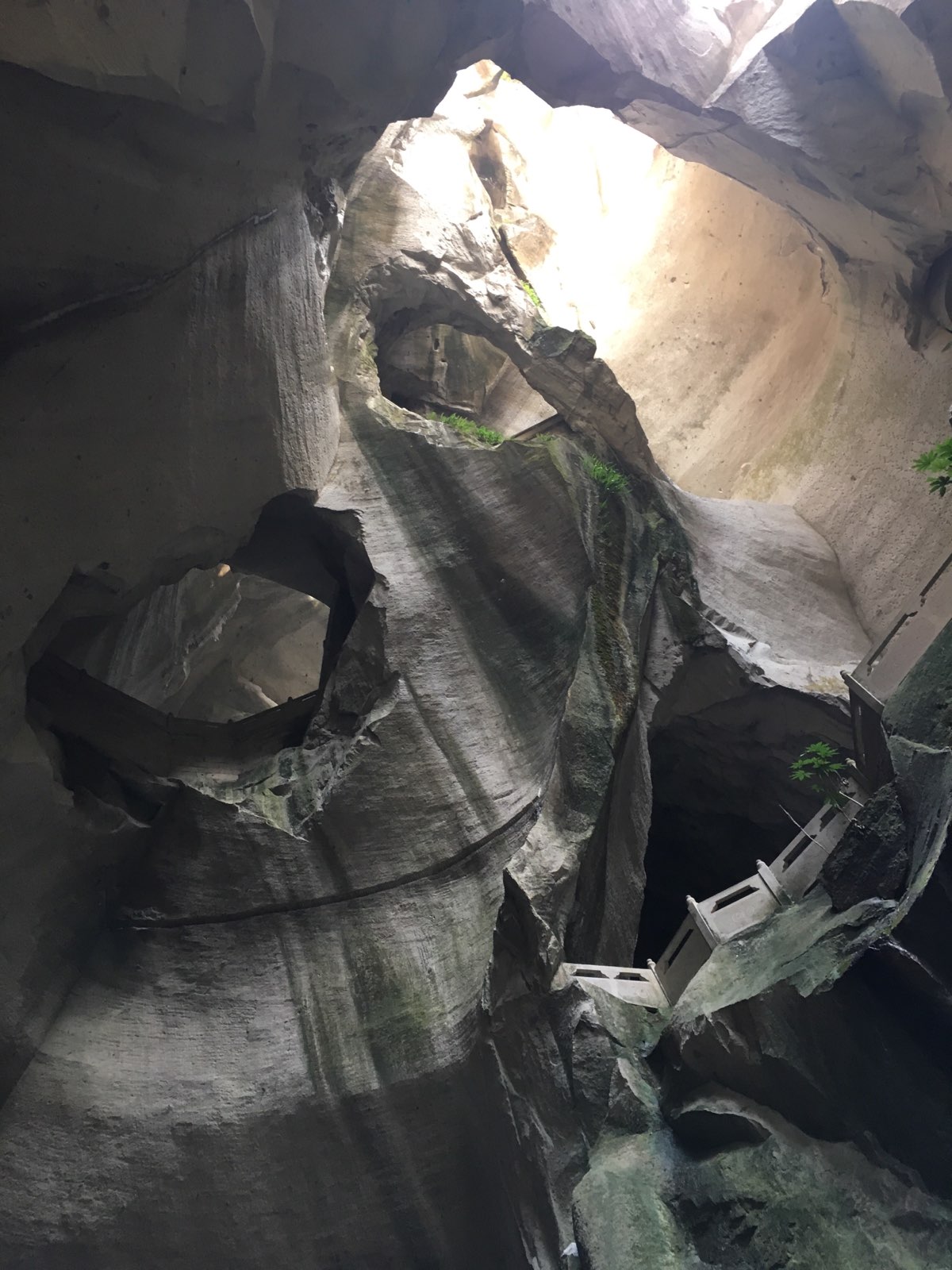 天然洞窟变成采石场，又变成旅游景点，蛮特别的景观。巨大的洞窟不见天日在
