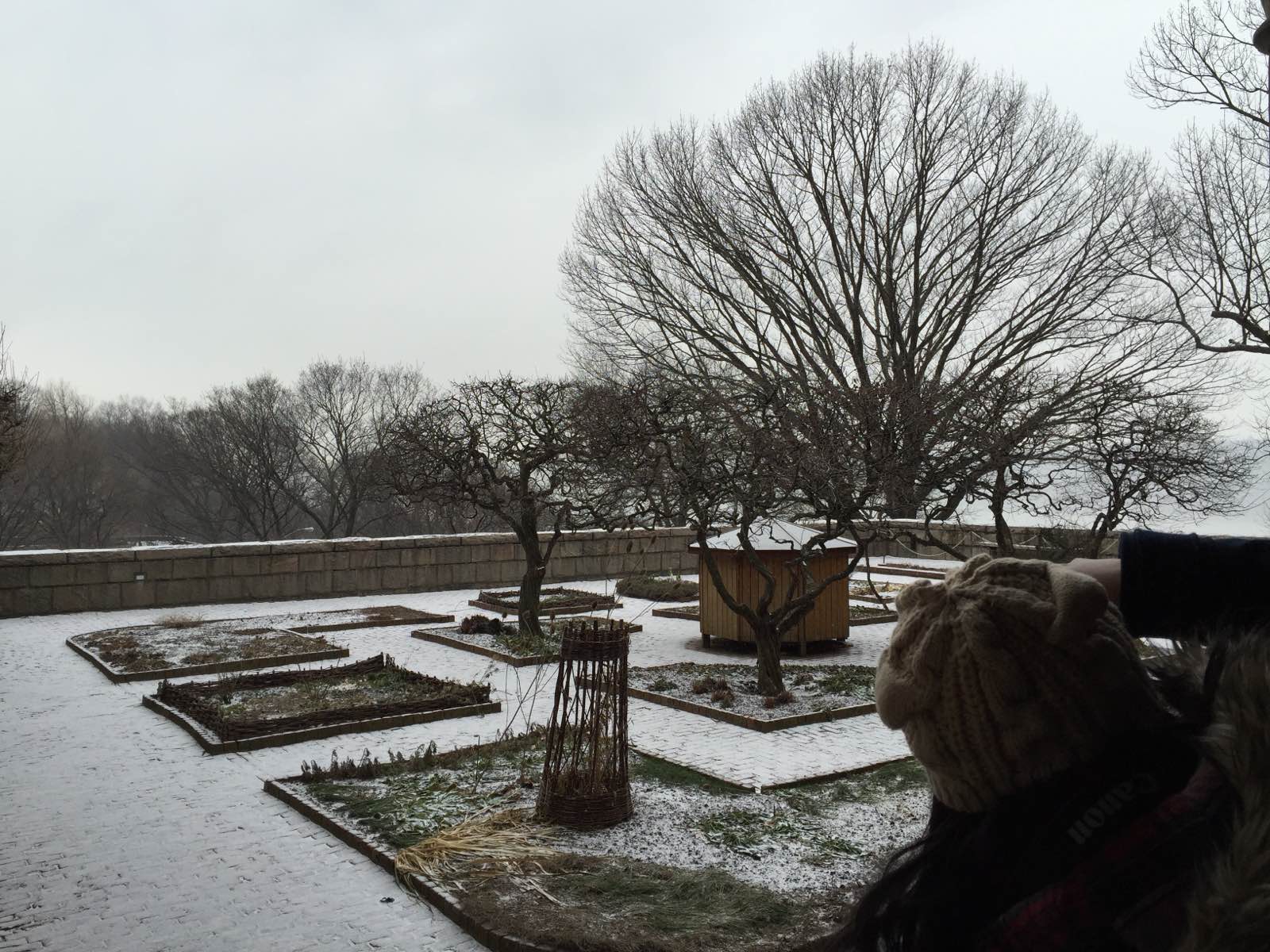 去的时候下雪了铺雪的修道院好像瞬间回到中世纪想象着静心修行的僧侣们一边