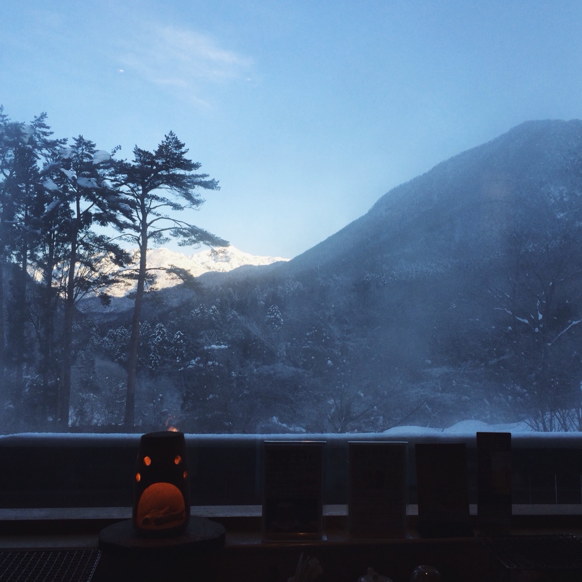 起来后边在雪中泡温泉边看着远处阳光照在雪山上。吃了很多早饭（这边供餐都