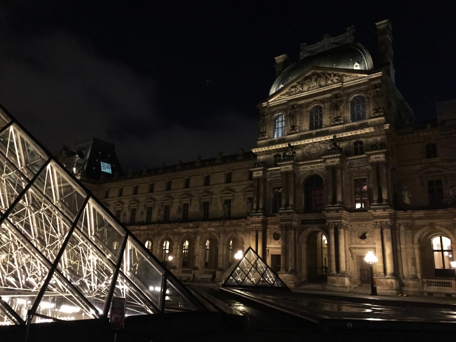 众所周知，卢浮宫是世界三大博物馆之一（另两个是英国的大英博物馆和美国的