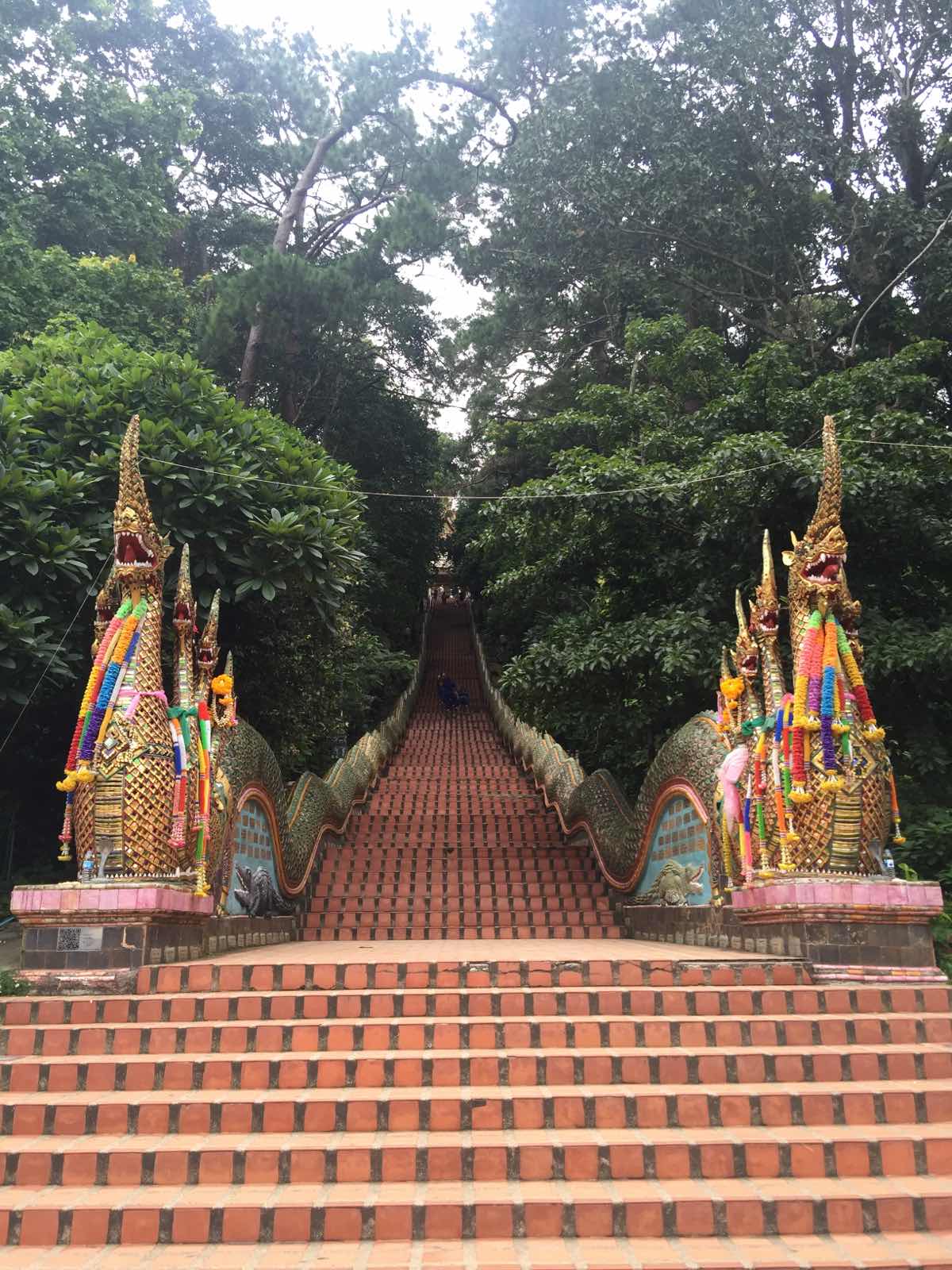 素贴山双龙寺有六百多年的历史，泰国北部最高的寺庙，可以看到整个清迈，必